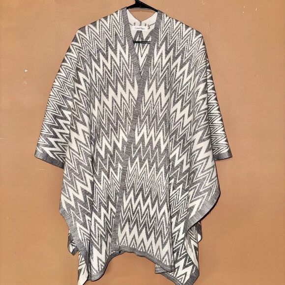 Calvin Klein Women's Grey & White Zig Zag Scarf - Like New - Picture 1 of 11